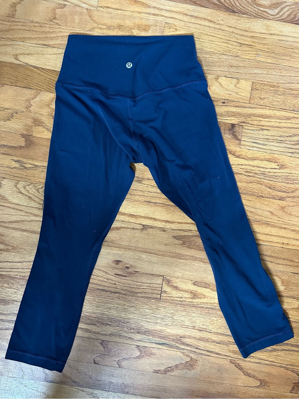 Lululemon 💙 Navy blue size 6 crop leggings 21”